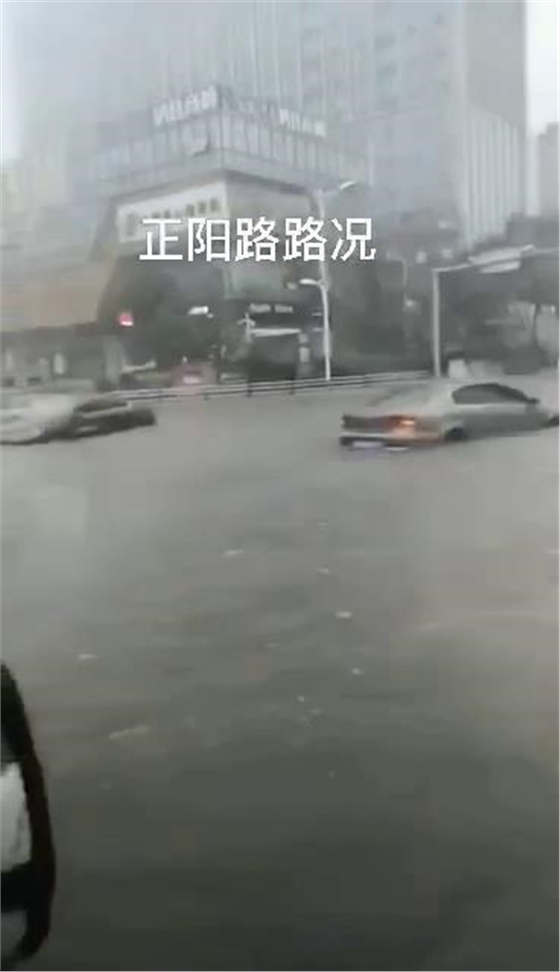 臺(tái)風(fēng)巴威造成青島城市內(nèi)澇，機(jī)動(dòng)車(chē)熄火