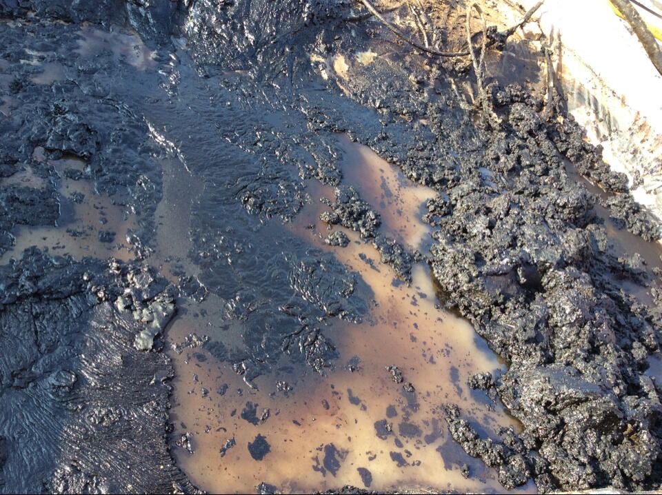 含油污水是原油、泥沙、水等的混合物。